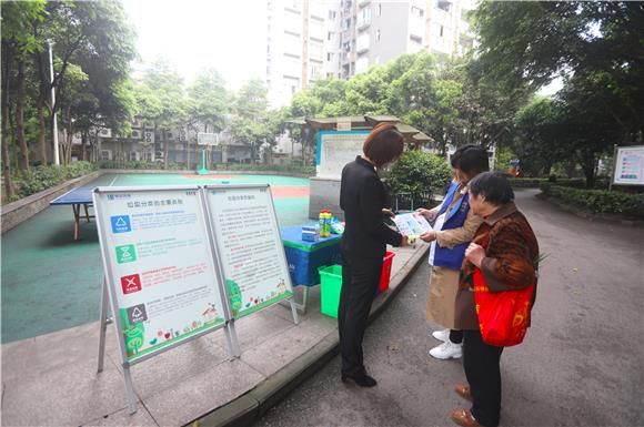 龙城云洲小区为居民讲解垃圾回收知识。通讯员 陈刚 摄