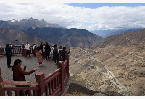 游客在观景平台眺望壮观的怒江72道拐。新华社记者 陈燮 摄