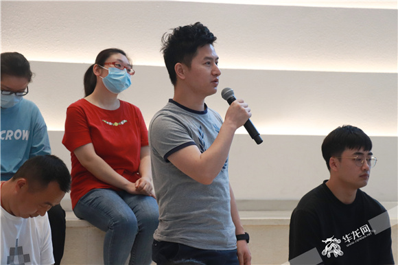 现场市民提问。华龙网-新重庆客户端 葛彧 摄 现场市民提问。 华龙网-新重庆客户端 葛彧 摄