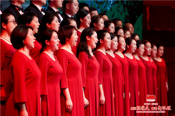 参赛职工用一首首歌曲歌唱党。重庆市总工会供图 华龙网发