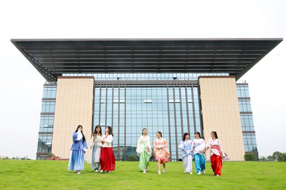 同学们身着传统服饰 重庆智能工程职业学院供图 华龙网发