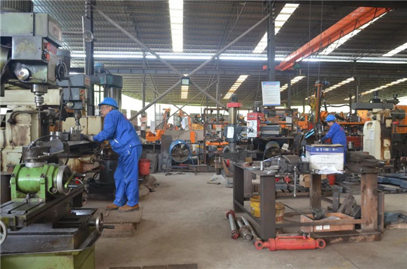 宏工机械生产车间，员工在各自的工位上忙碌。梁平区融媒体中心供图 华龙网发