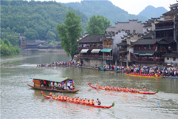 第十届渝湘黔三省（市）边区龙舟邀请赛在秀山精彩开赛。活动主办方供图