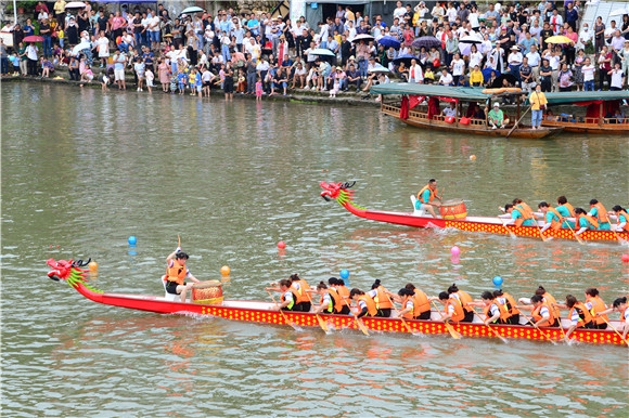 龙舟队在清水江上同场竞技。活动主办方供图