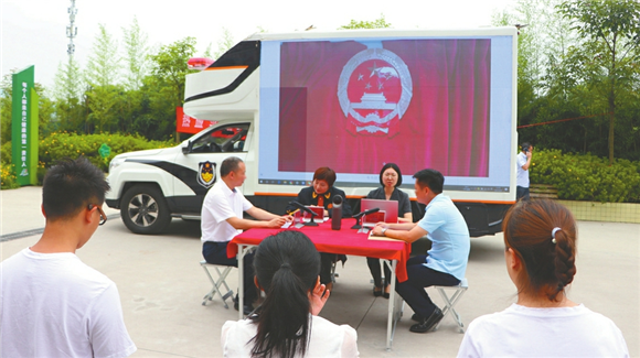 “车载便民法庭”开进盐井街道沙南社区，进行巡回审判和现场立案。
