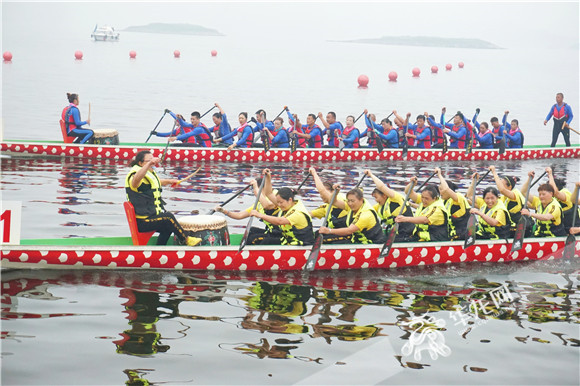 1重庆不少区县举办龙舟赛庆端午。图为第二届龙舟公开赛在长寿湖举办。华龙网-新重庆客户端记者 舒婷 摄