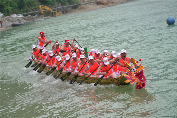 大宁河上一支参赛队正在努力向终点迈进。巫溪县委宣传部供图