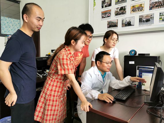 冯文林教授正指导学生 重庆理工大学供图 华龙网发