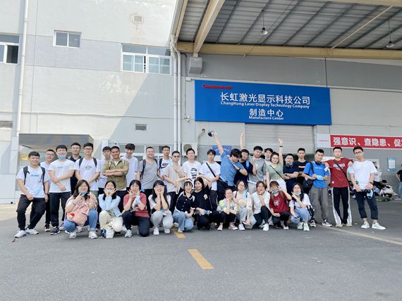 新能源科学与工程专业学生在四川长虹电器实习 重庆理工大学供图 华龙网发