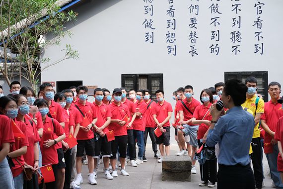 学生党员在讲解员的带领下参观渣滓洞 重庆理工大学供图 华龙网发