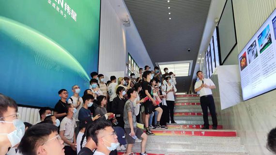 学生在重庆伟星管业参观实习 重庆理工大学供图 华龙网发