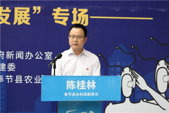 奉节县水利局副局长陈桂林回复饮用水管理问题。 刘滨清 摄