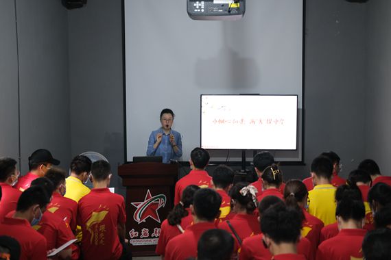 党员们参加现场微党课学习 重庆理工大学供图 华龙网发