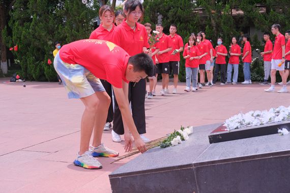 学生党员向烈士墓献花 重庆理工大学供图 华龙网发