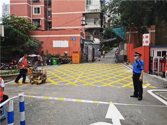 现场施划消防通道标识线  九龙坡区城管执法支队 供图