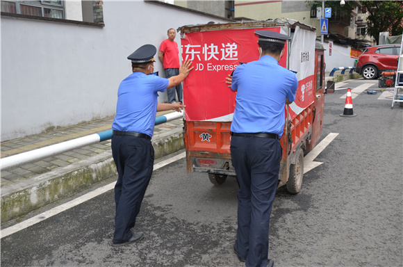 清理占道车辆  九龙坡区城管执法支队 供图