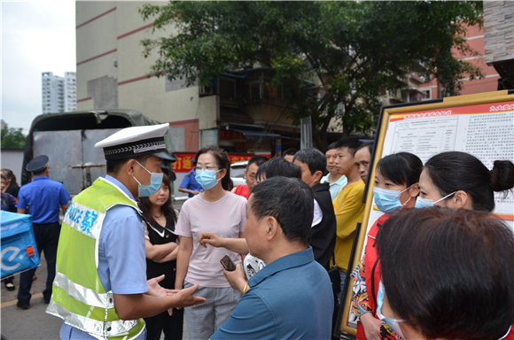 交巡警向现场居民进行政策宣讲  九龙坡区城管执法支队 供图