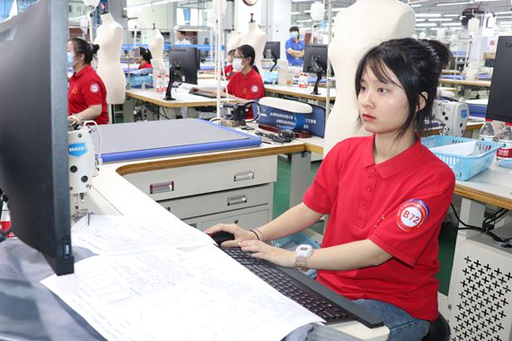 参赛选手进行CAD成衣结构设计 重庆工商学校供图 华龙网发