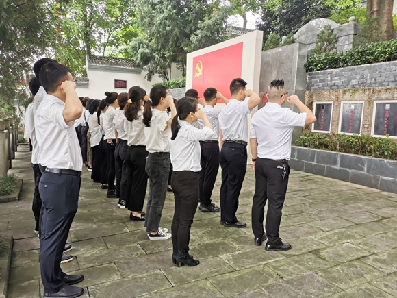 新党员代表们面向党旗庄严宣誓。李润梅 摄