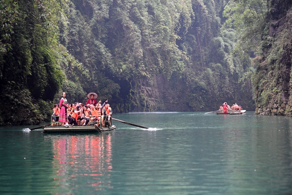 游客乘坐竹筏在阿依河景区内游览。新华社记者 唐奕 摄
