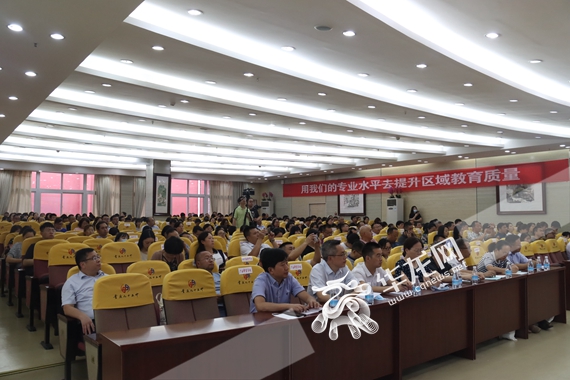4、与会成员认真倾听 岳洪玉 摄