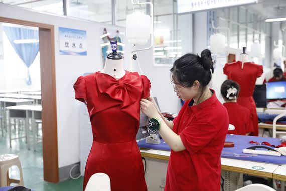 参赛选手进行纸样设计与立体造型 重庆工商学校供图 华龙网发