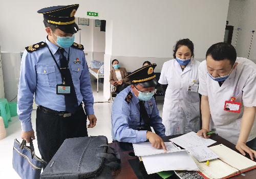 江津 卫生监督员仔细查看相关台账_副本