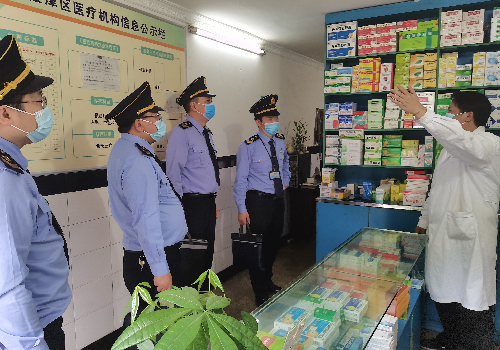 江津 卫生监督员在个体诊所督查现场_副本