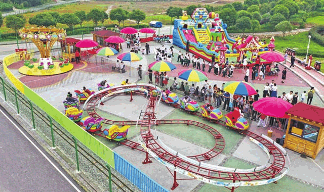 游客在儿童游乐区游玩。通讯员 熊伟 摄