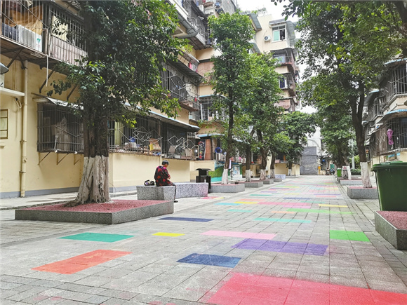 天生街道奔月路月华村小区内的彩色步道。通讯员 黄虹 摄
