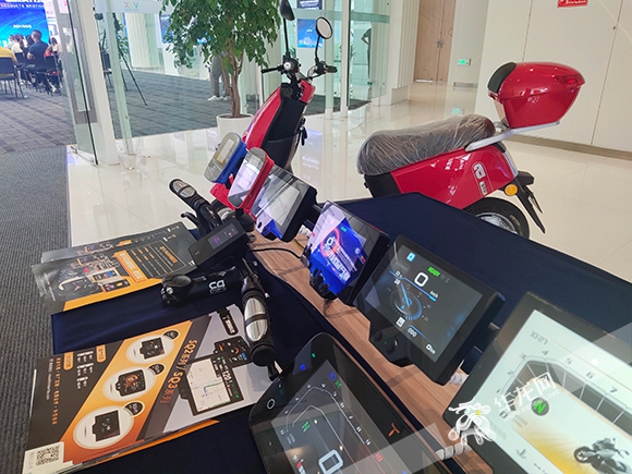 思骑科技发布的智能交互骑行仪表系列产品。 华龙网-新重庆客户端记者 闫仪 摄