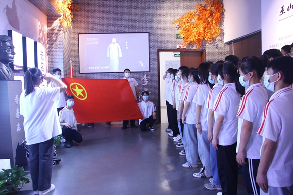 新团员正在宣誓。巫山县委宣传部供图 华龙网发