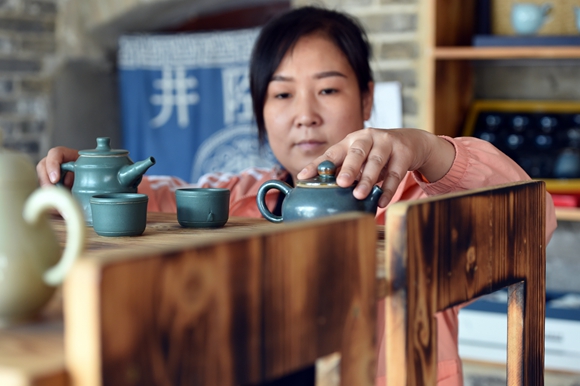 石家庄市井陉县南横口村陶瓷销售中心销售人员在整理陶瓷商品。