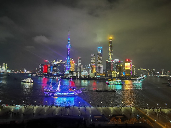 上海黄浦江两岸夜景。新华社记者 陈爱平 摄
