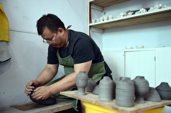 石家庄市井陉县南横口村陶瓷艺人在揉制陶泥。