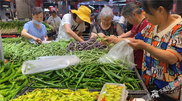 市民们正在选购蔬菜。 华龙网-新重庆客户端黎盛荣摄