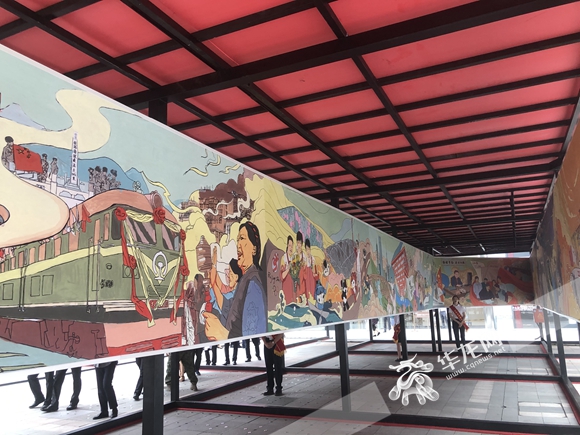 百米画卷正在重庆万象城展出。   华龙网-新重庆客户端记者 李佳妮 摄