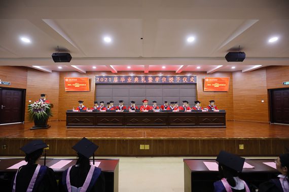 重庆外语外事学院举行2021届毕业典礼暨学位授予仪式。学校供图 华龙网发
