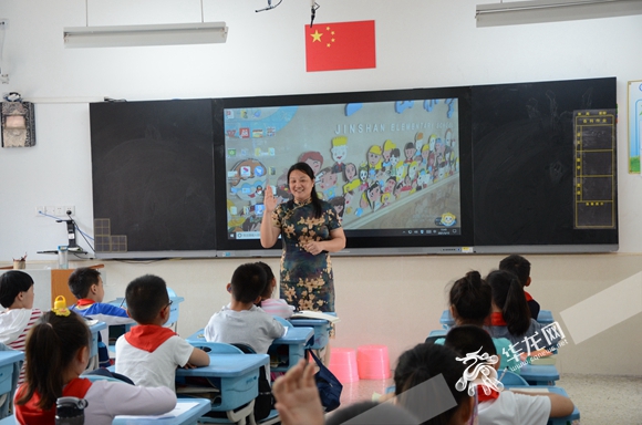 张霞的课堂上经常都是欢声笑语。华龙网-新重庆客户端记者 李黎 摄