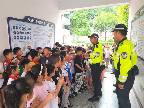 民警给学生讲解交通安全知识。云阳县公安局供图 华龙网发