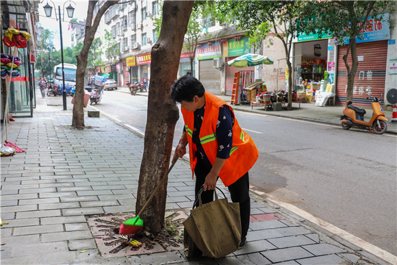 环卫工人正在清扫垃圾。云阳县委宣传部供图