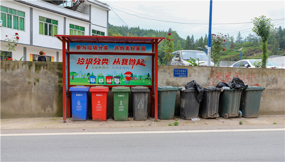 路边一字排开的垃圾桶。云阳县委宣传部供图