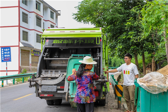 垃圾转运车辆正在清理路边垃圾。云阳县委宣传部供图