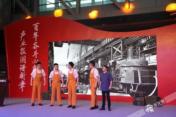 重钢职工深情演绎了《十八勇士舍身护厂》   华龙网-新重庆客户端  殷睿  摄