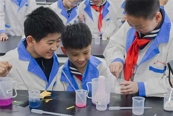 2021年5月24日,两江小学部分学生走进重庆工业职业技术学院,开展了“科技探梦,创新有我”社会实践活动。学生在活动中了解智能制造技术、学习3D打印,还参加了有趣的化学小实验,此次活动拓宽了学生的科技视野,激发了他们的科技兴趣。
