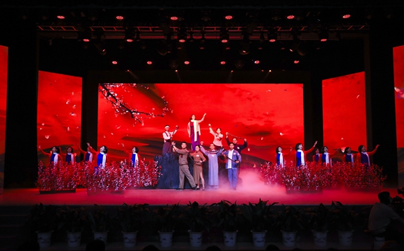 6月29日，梁山灯戏《江姐》演出中第三场“红梅赞”。熊伟 摄