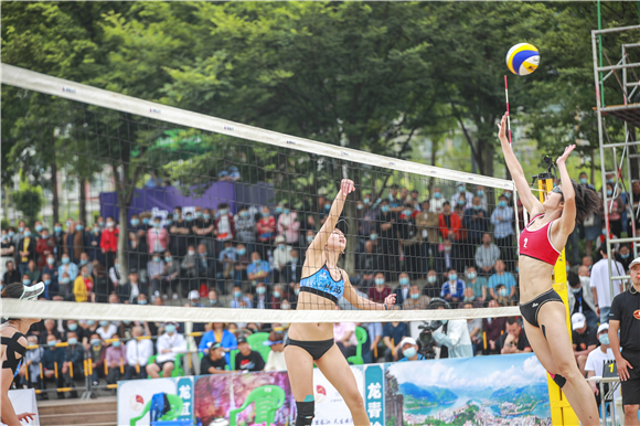 沙滩排球比赛引来了无数观众观赛。云阳县文旅委供图 华龙网发