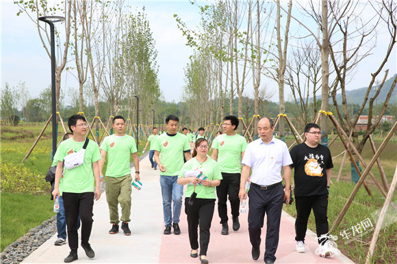 3.100余名志愿者参与梁滩河徒步巡河。  华龙网-新重庆客户端 记者 雷其霖 摄