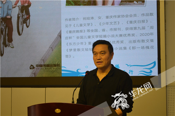 8重庆市作协副主席、文学院院长邓毅讲述文学创作 黄治中 摄