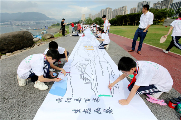 百名学生共绘百米生态画卷。通讯员 刘兴敏 摄